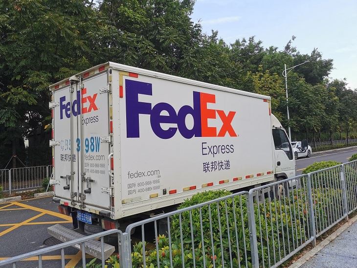 FedEx شپنگ پوگو سامان کو کلائنٹس تک پہنچاتا ہے۔